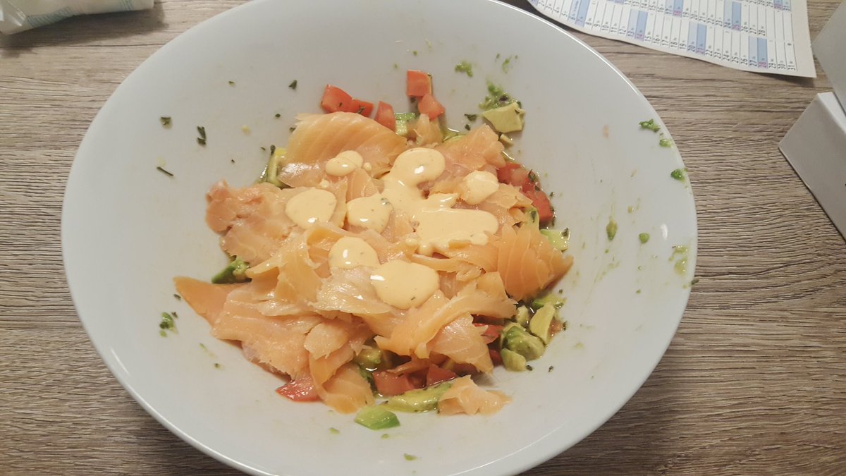 cdanielschef's tweet image. No slow cooker tonight... raw salmon tomato avacado and citrus dressing and a few dollops of thousand island dressing