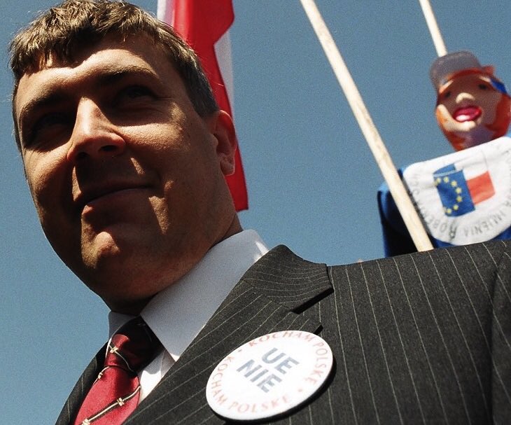 Unii NIE! Roman Giertych na czele antyeuropejskiej manifestacji, Warszawa 2003 r. W tle kukła Róży Thun, ówczesnej szefowej Fundacji Schumana.•Fundacja Schumana😂