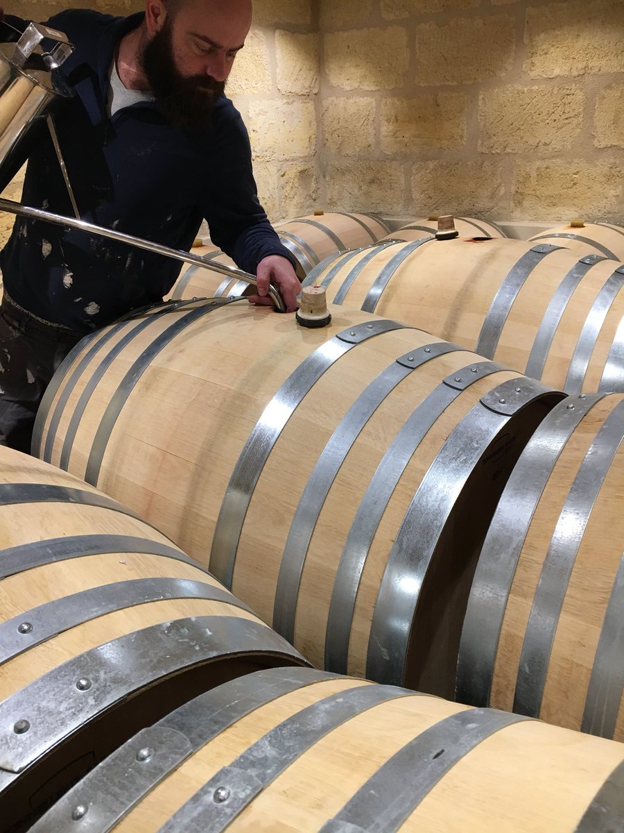 ChateauMaillet's tweet photo. Pour la reprise : journée au chai ! 
On en profite pour vous souhaiter une très belle année 2018 !
🎉🎈🎄🍾🍷🍷🍷🍷🍷 https://t.co/qvse9JkPQl