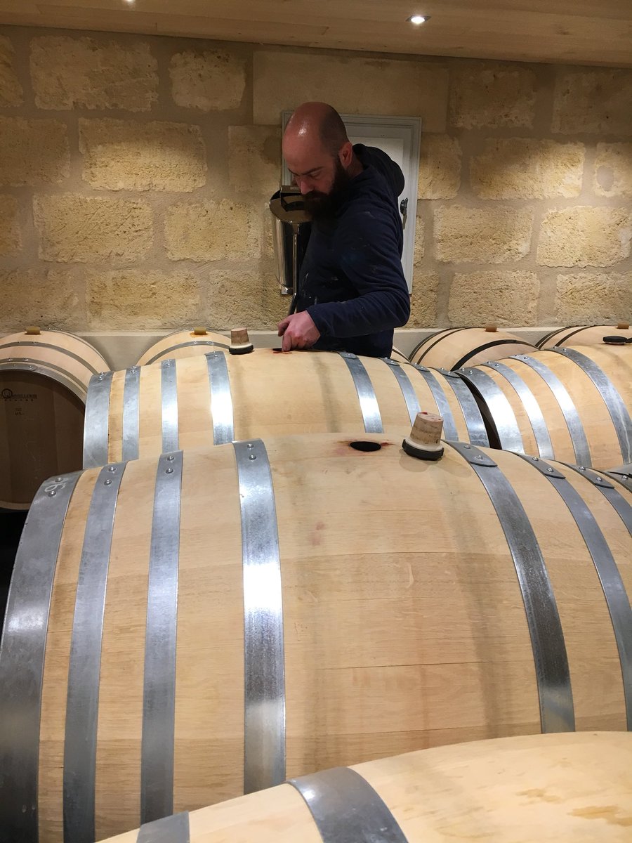 ChateauMaillet's tweet photo. Pour la reprise : journée au chai ! 
On en profite pour vous souhaiter une très belle année 2018 !
🎉🎈🎄🍾🍷🍷🍷🍷🍷 https://t.co/qvse9JkPQl