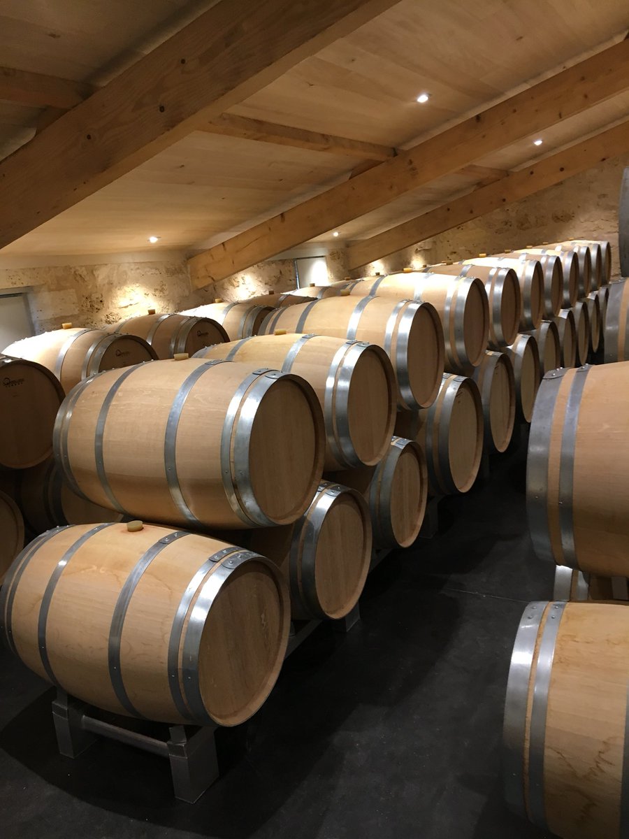 ChateauMaillet's tweet photo. Pour la reprise : journée au chai ! 
On en profite pour vous souhaiter une très belle année 2018 !
🎉🎈🎄🍾🍷🍷🍷🍷🍷 https://t.co/qvse9JkPQl