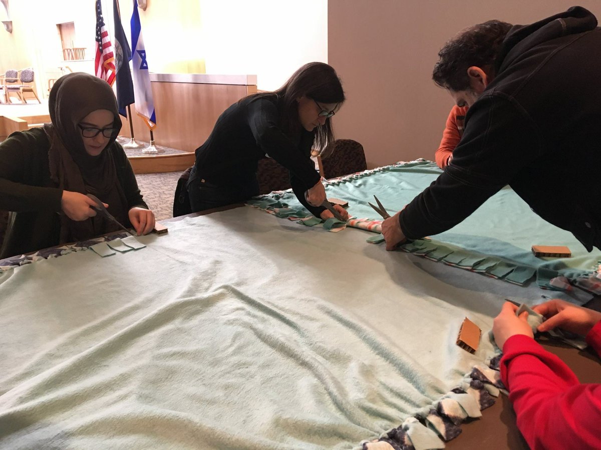 SLUBHSA's tweet photo. Pictures with some of our #bhsa members volunteering for the #JewishandMuslimDayofService on Dec. 25th! Volunteering is always great. Make sure to log in your hours whenever you do volunteer to support SLU's #200yearsinonechallenge! #billikens #slu https://t.co/AaBHW3BrX0