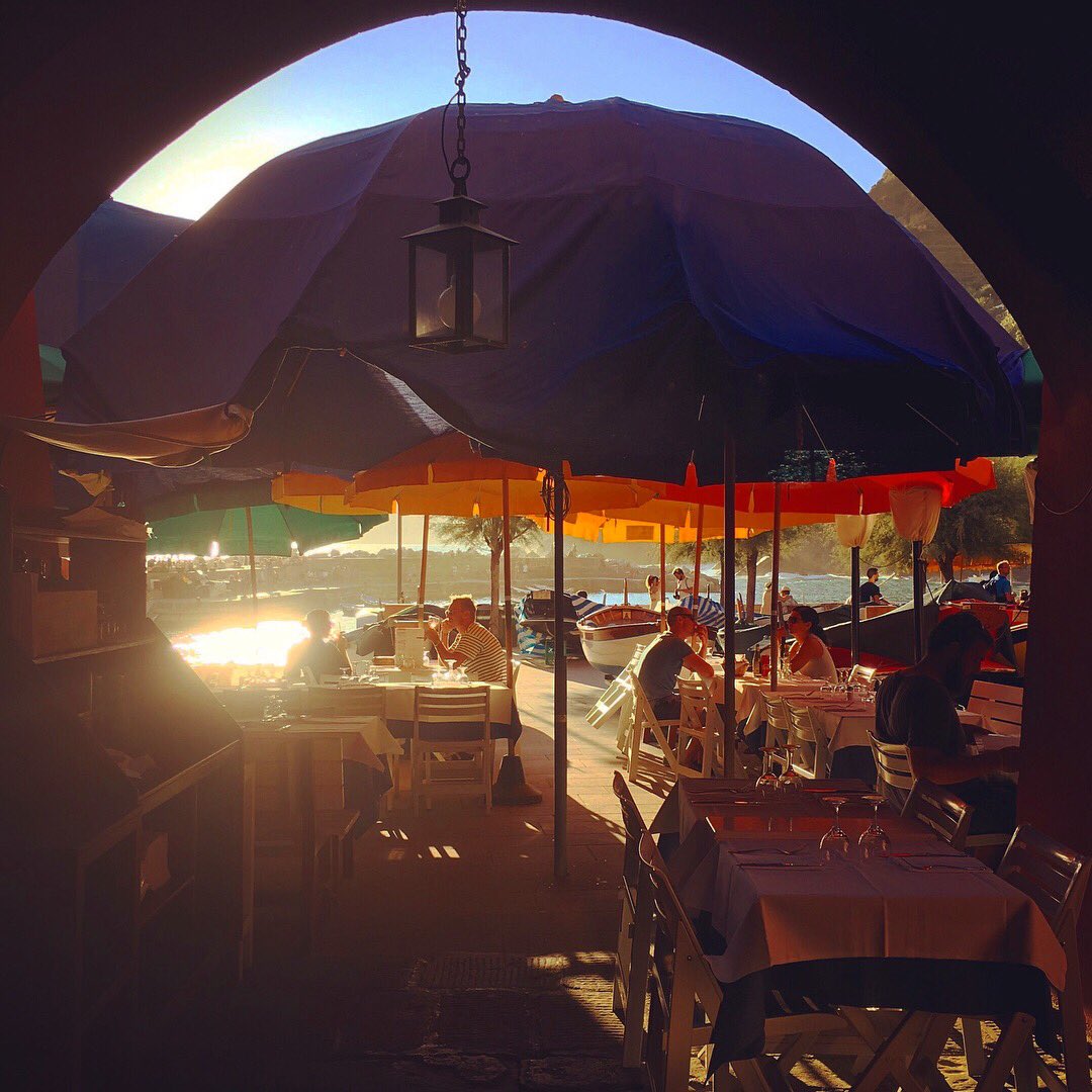 Gianni_Franzi's tweet photo. La gente non si accorge se Γ¨ #estate o #inverno quando Γ¨ #felice.#vernazza #winter #liguria #parco5terre #visitvernazza #sunset #dinner #dinnerwithaview #eatlocal #undercolour #tramonto #cenaaltramonto #summer #ristorante #ristoranteitaliano #cinqueterre #5gennaio #laspezia #blog https://t.co/uyYzciX9uV