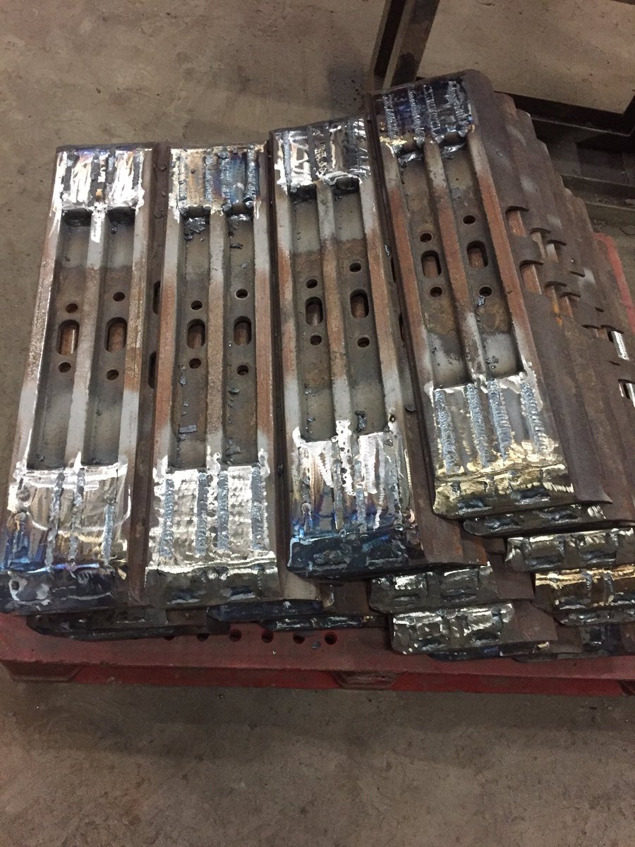 Onze werkplaats heeft de afgelopen 2 weken veel werk verzet 💪👍 nieuwe (vergrote) schuiftafel voor de Hitachi 230-3, renovatie rupswerk Woltman THW5021 en keuring diverse materieel stukken. #mooiwerk