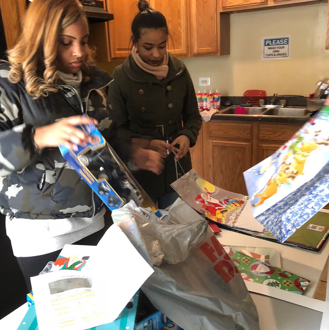 CommonGroundFND's tweet photo. #TBT...to last year 😏

#CommonGroundFoundation students spent their winter break wrapping gifts for families who are living at the #primocenterforwomenandchildren 

#givingback https://t.co/9b11ey2r6T
