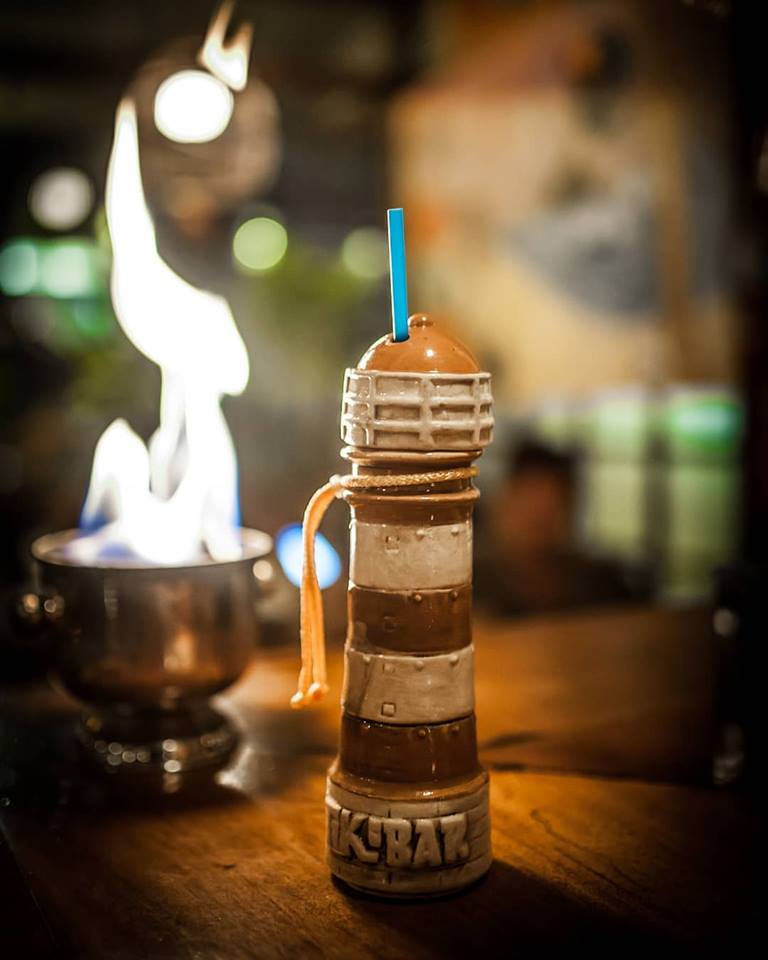 #AgendaBAC si andás por Mar del Plata, pasá por el <a href="/Tikibarmdq/">Tiki Bar</a> a probar los tragos nuevos que sumaron esta temporada. Nuestro recomendado: El Faro, que lleva gin, Aperol, cordial de hisbiscus, jugo de naranja y lemongrass, servido como siempre en un mug precioso.
