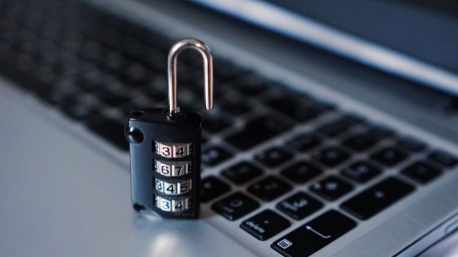 ispeakchile's tweet photo. El CEO de Intel vendió casi todas sus acciones antes de hacerse público el fallo de seguridad de sus chips https://t.co/z1YdQp4jhw https://t.co/8epYIqBN5q