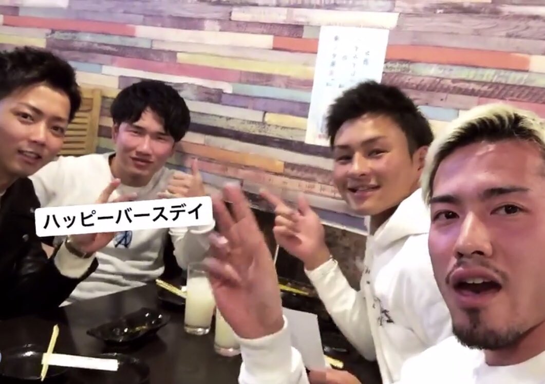 tyuuki24's tweet photo. 男前3人にちょっと早いけど誕生日祝ってもらいました🍻
こうみたら自分のブスさ引き立つわw

久々酔った。 https://t.co/btnN1iNPsM
