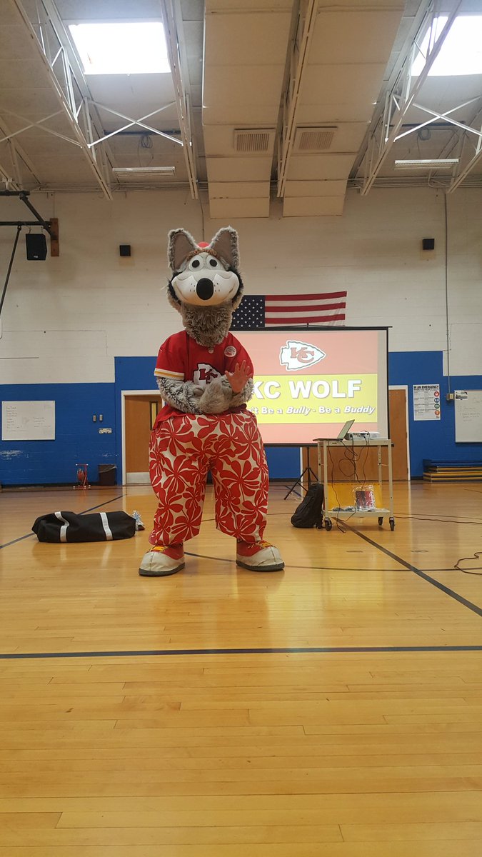 JillToepfer's tweet photo. KC Wolf visited TE today!!! Such a great assembly! @tarakhudson @TurnerCubs #ChiefsKingdom https://t.co/nbSlARoqJg