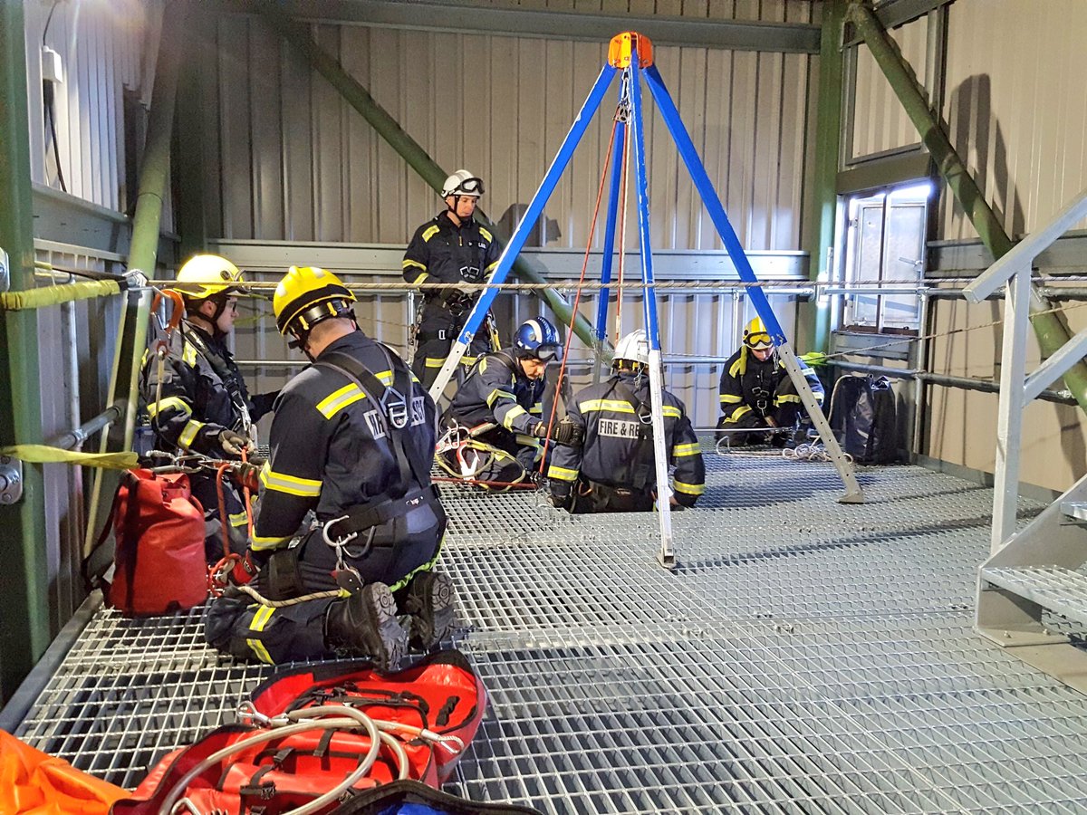 <a href="/SFRSTraining/">SFRS Training Centre</a> @RopeRescueLead <a href="/89RobertGreen/">Robert</a> <a href="/DaveTurndm/">dave</a> <a href="/SuffolkFire/">Suffolk Fire & Rescue Service</a> Technical Line Rescue - Using the Quadpod to provide a high anchor point. One of the many sessions covered for the AWAH Instructors course this week at Wattisham Training Centre.