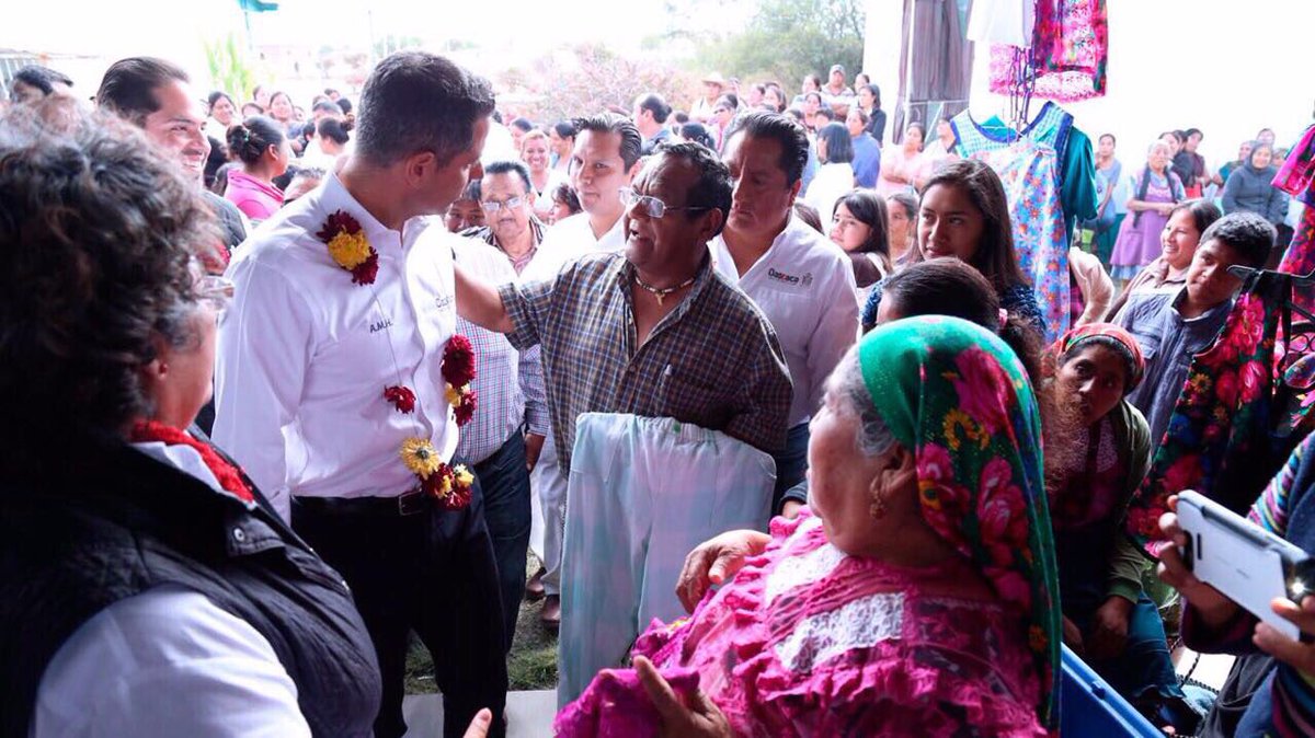 alejandromurat's tweet photo. Hoy visitamos la unidad de capacitación 089 de Santiago Matatlán del @ICAPET_GobOax, donde conocimos cada uno de los trabajos que realizan en este centro, gracias a los cursos y talleres que se brindan a la población. https://t.co/h6GGzRRlHw