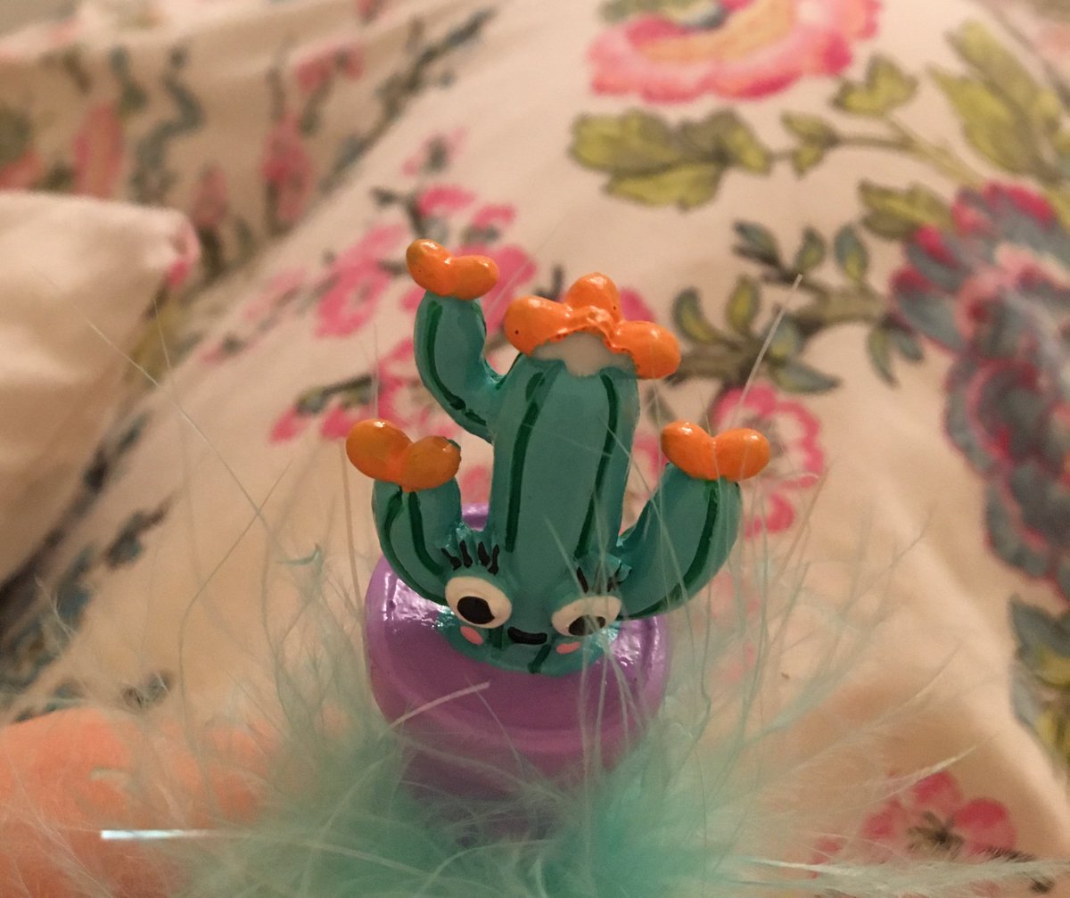 beccaemma's tweet photo. @FromPaperchase I have sent 2 emails about my order to customer services and no one has got back to me :( my order arrived with a broken pen :( https://t.co/74BbjDSVdC