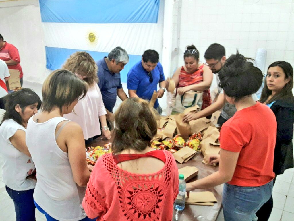 ChubutPrimero1's tweet photo. #ChubutPrimero preparandose para llevar un poco de alegría a los niños el día de reyes magos mañana recorreremos Barrio Pte Perón, Don Bosco, Unión, Tiro federal, San Martin, Luz y Fuerza, 290 y alrededores de la laguna.
#HayEquipo💪 https://t.co/OoyvaZpX9O