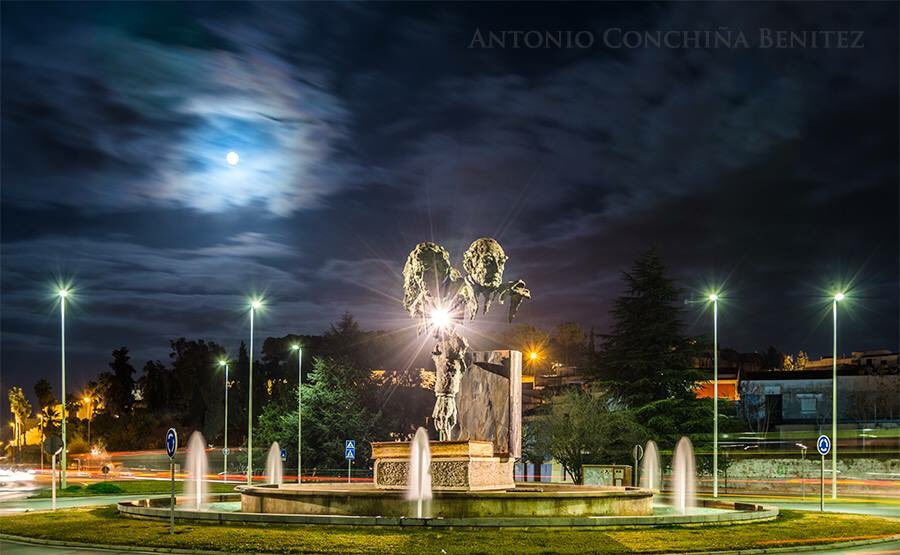 La primera luna llena del #2018 sobre la fuente de Los Tres Poetas, #Badajoz