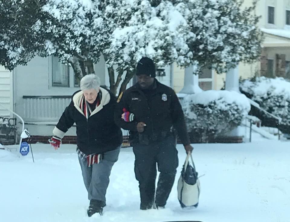 PortsmouthPD's tweet photo. TEAMWORK in action! Officer S. Lewis assisted Nancy from our Central Records Unit, with getting to work safely today! #DedicationToOurCommunity. #OfficerLewis https://t.co/U1vNYPEk4T
