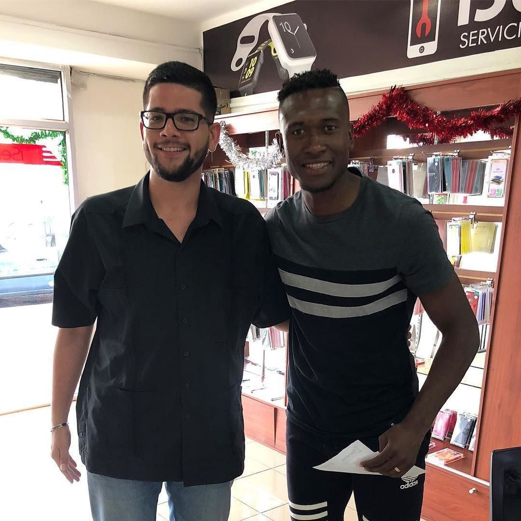iServicesEC's tweet photo. Los jugadores del Ídolo saben donde acudir cuando necesitan ayuda con su Smartphone 📲 mucha suerte en tu 2018 @ste_8z ⚽️
-
-
#iServiceStore #Guayaquil #BSC #Ecuador #iPhone #Repairs #2018 https://t.co/Ld8rgKZprw