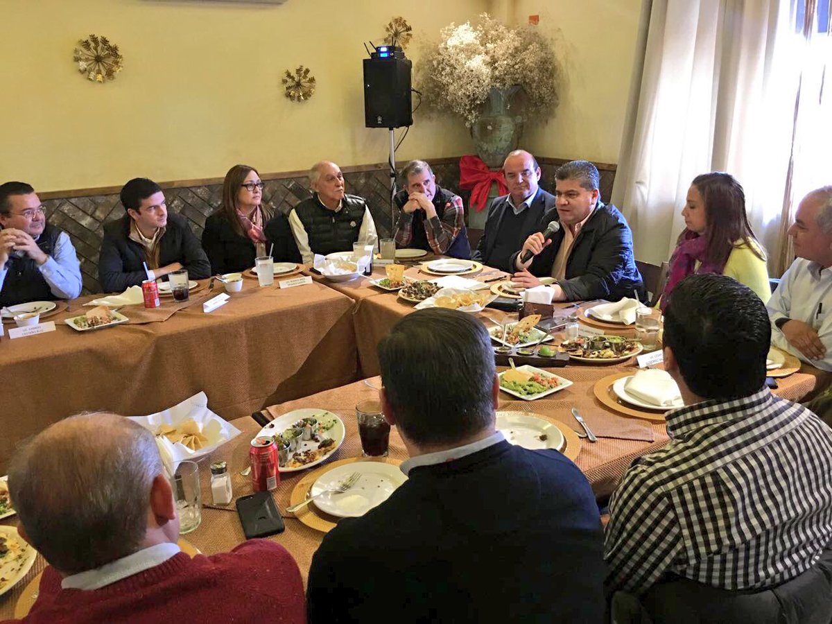 En reunión con el sector empresarial y la alcaldesa de #PiedrasNegras <a href="/villarrealsonia/">Sonia Villarreal</a> dándoles a conocer las principales obras que llevaremos a cabo en región norte. #FuerteCoahuilaEs