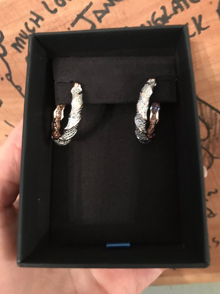 axmh1985's tweet image. @EmiForLove Thank you SO much for my beautiful earrings! It was such a bright surprise to come home to!! ❤️ #GlobalGoodEmi