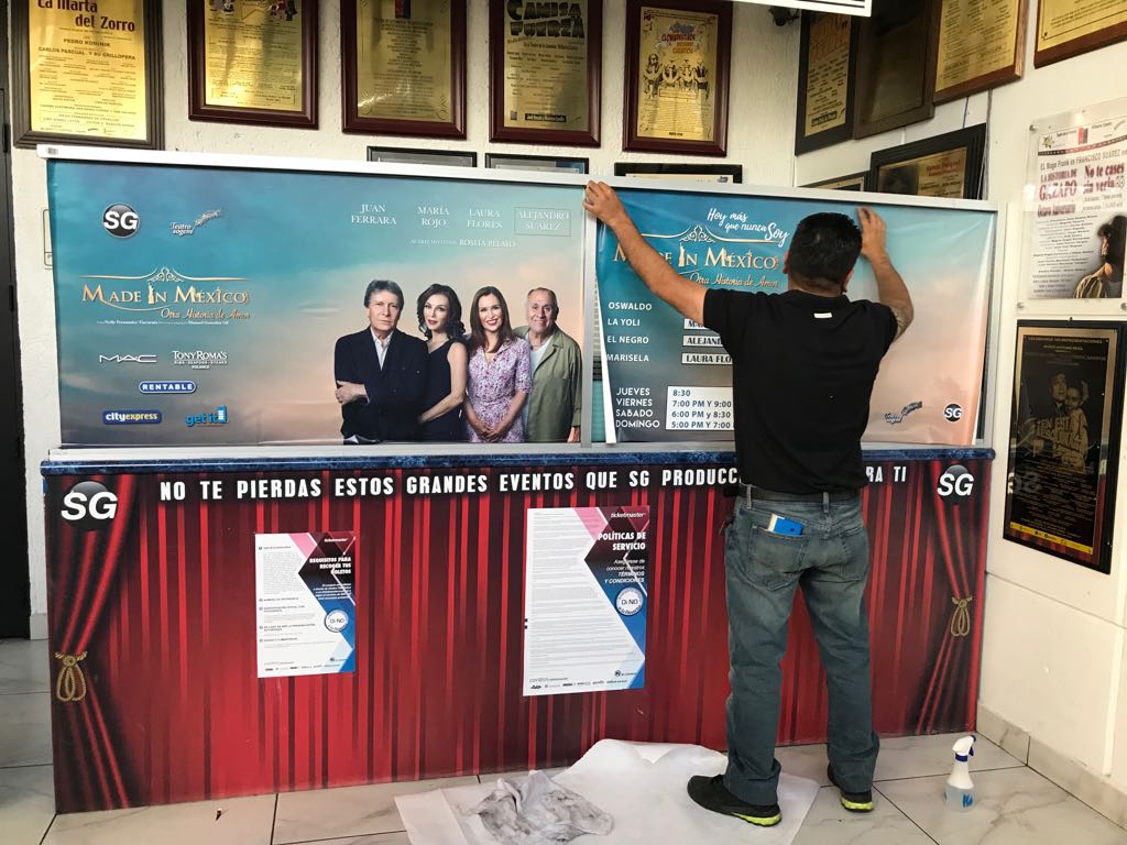 MSD_Tech's tweet image. Instalando viniles de la obra @MadeInMexicoM  en la taquilla del Teatro SOGEM Wilberto Cantón. #NuestroTrabajo ow.ly/Tz5030hAECG