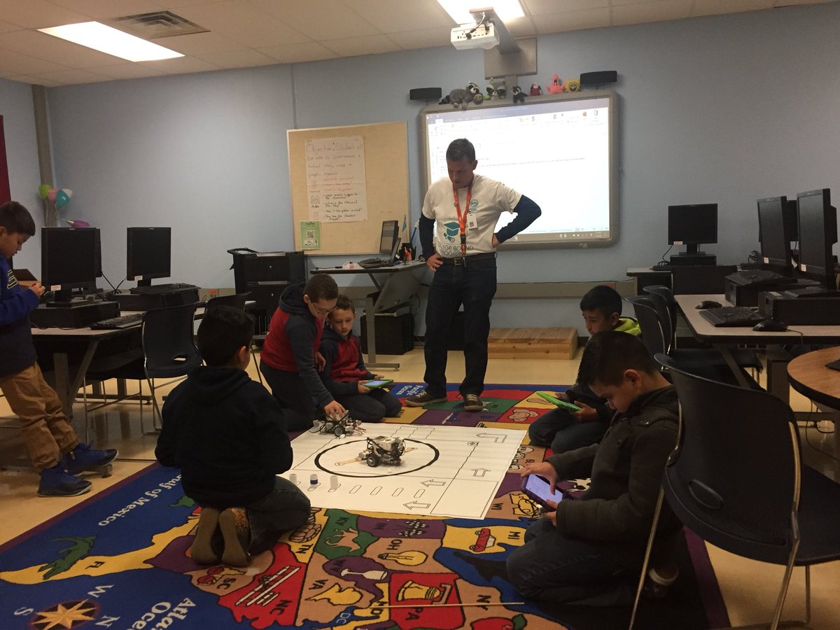 crystalfyu's tweet photo. Robots are so cool! FME robotics team getting ready for tomorrow 🤖#doyouevencode @fmeeagles https://t.co/V6kjYGO7BD