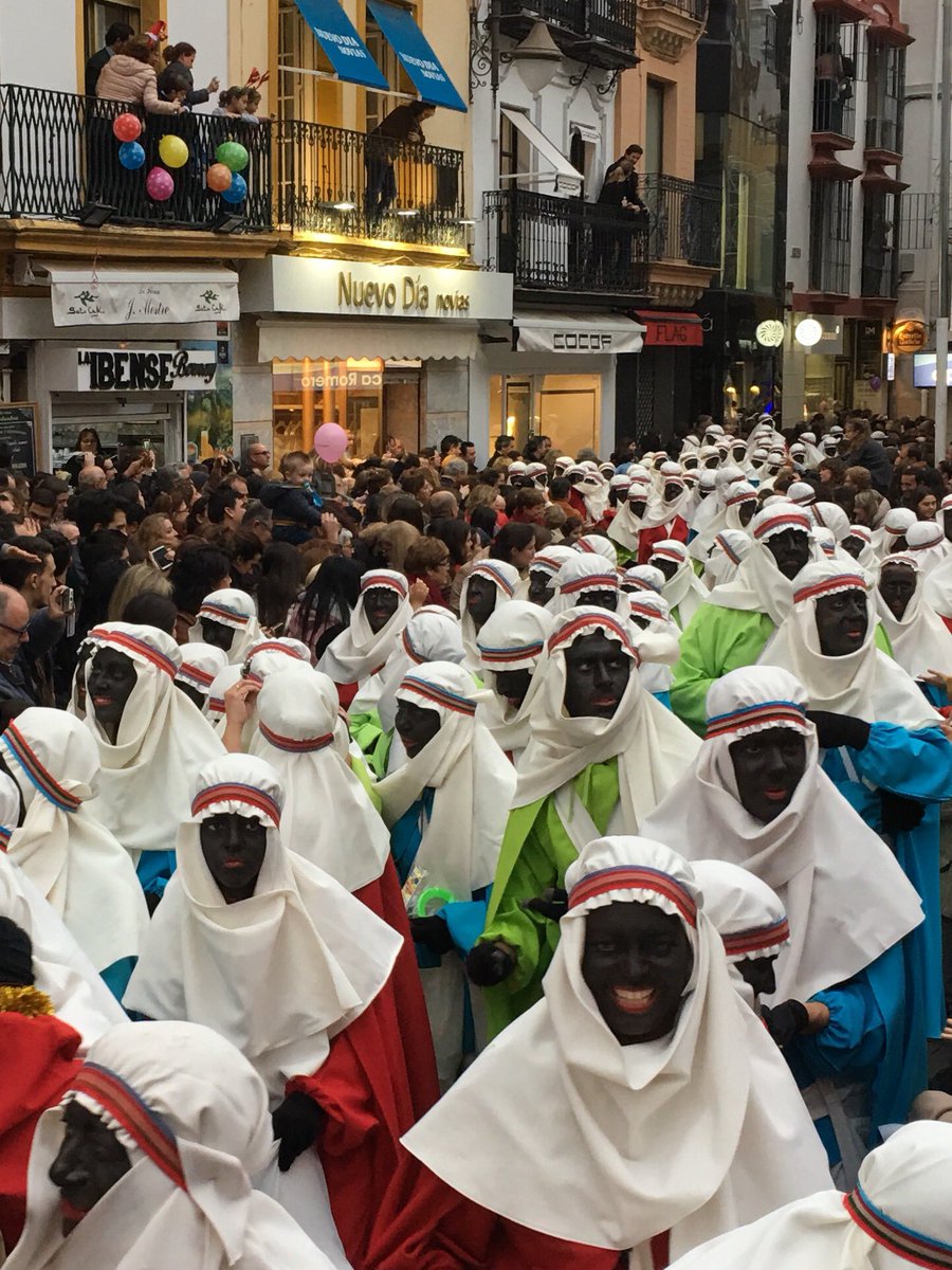 Vandaag heb ik de intocht van de Drie Koningen in Sevilla gezien (La Cabalgata de los Reyes Magos) compleet met zwarte pieten die snoep aan kinderen uitdelen. <a href="/SylvanaSimons/">Sylvana Simons</a> eat your heart out. Spanje laat zich tenminste niet gek maken. Trots! @JennyDouwes #zwartepiet <a href="/NedLeeuw/">De Nederlandsche Leeuw 🧡🇳🇱🦁</a>