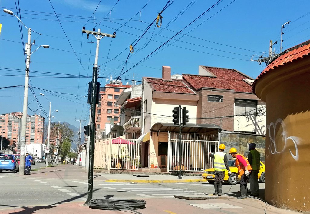 DiegoFajardoEC's tweet photo. A buen ritmo avanzan los trabajos de soterramiento de cables en la Av. Ordóñez Lasso, complementarios a la intervención realizada en esta importante avenida.

☞ Inversión inicial: $20 millones de dólares. @PaulGranda @ObrasPublicasEc https://t.co/v4pYprcjlF