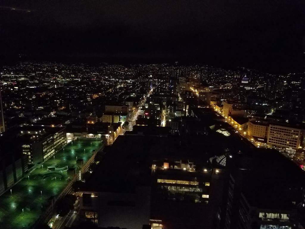 CurlySnoFlake's tweet photo. I'm ok that this is my view as I talk science with my fellow olfaction lovers. #SICB2018 #Downtown #SanFrancisco #viewlounge https://t.co/hzfKrNdo8l