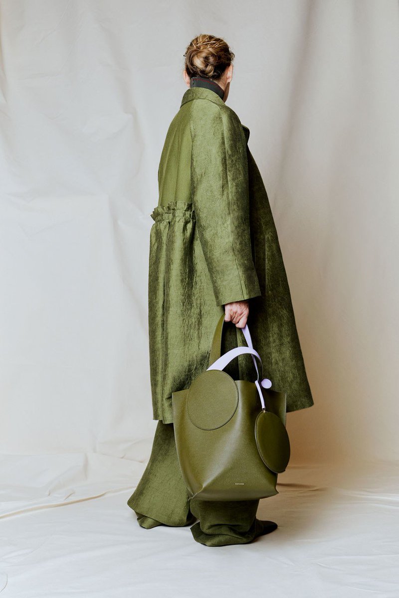 Neferdede_'s tweet photo. Let's not forget the @RoksandaIlincic Bags !
#BagGameProper
#Prefall2018 #VogueRunway #Roksanda #fashion #mode #moda #mood #fromSoletoCrown https://t.co/COuEYAUGSC