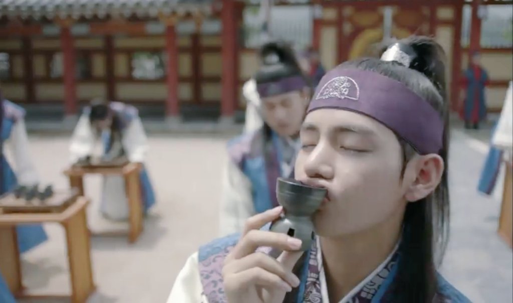 ImKimSooHo's tweet photo. Yung eksena na, ang daming mga kababaihang napahiling na sana sila yung shot glass na hinahalikan ni @hansungcute 

#HwarangFinale https://t.co/wW8Vwj2iIS