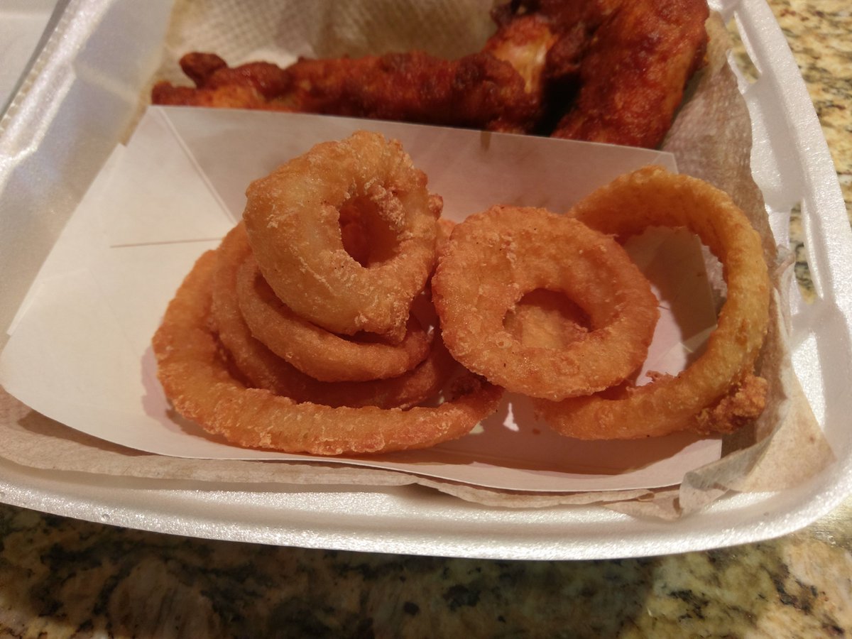 TylerGroenendal's tweet photo. Here is a review of onion rings from Cousin's Tasty Chicken. The subtly seasoned breading, mixed with the mild onion, make for a a high-value side dish. https://t.co/VTWKwTKExp #onionrings #foodreview #SolaCepa #GrandRapids https://t.co/hT8M0s3Q8t