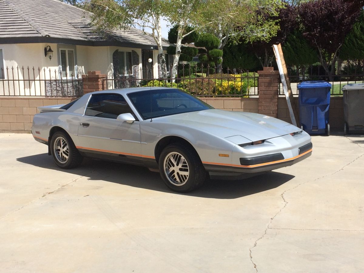 ForeverPontiac's tweet photo. #GarageGrabThursday! This week Formula Bird's 1987 #Firebird #Formula

For more information on this fine #Pontiac or to add yours to our online garage, go to: https://t.co/E8ElLONBU7 https://t.co/329RDuTcGg