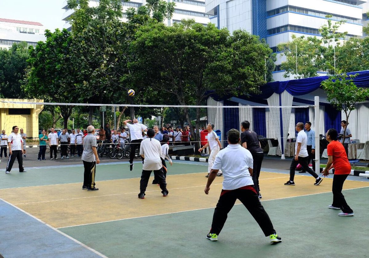 Tubuh yang bugar dapat meningkatkan produktivitas saat beraktivitas.
#temankeu berolahraga apa pagi ini? 🏐

#DukungGermas
#JumatBerkah