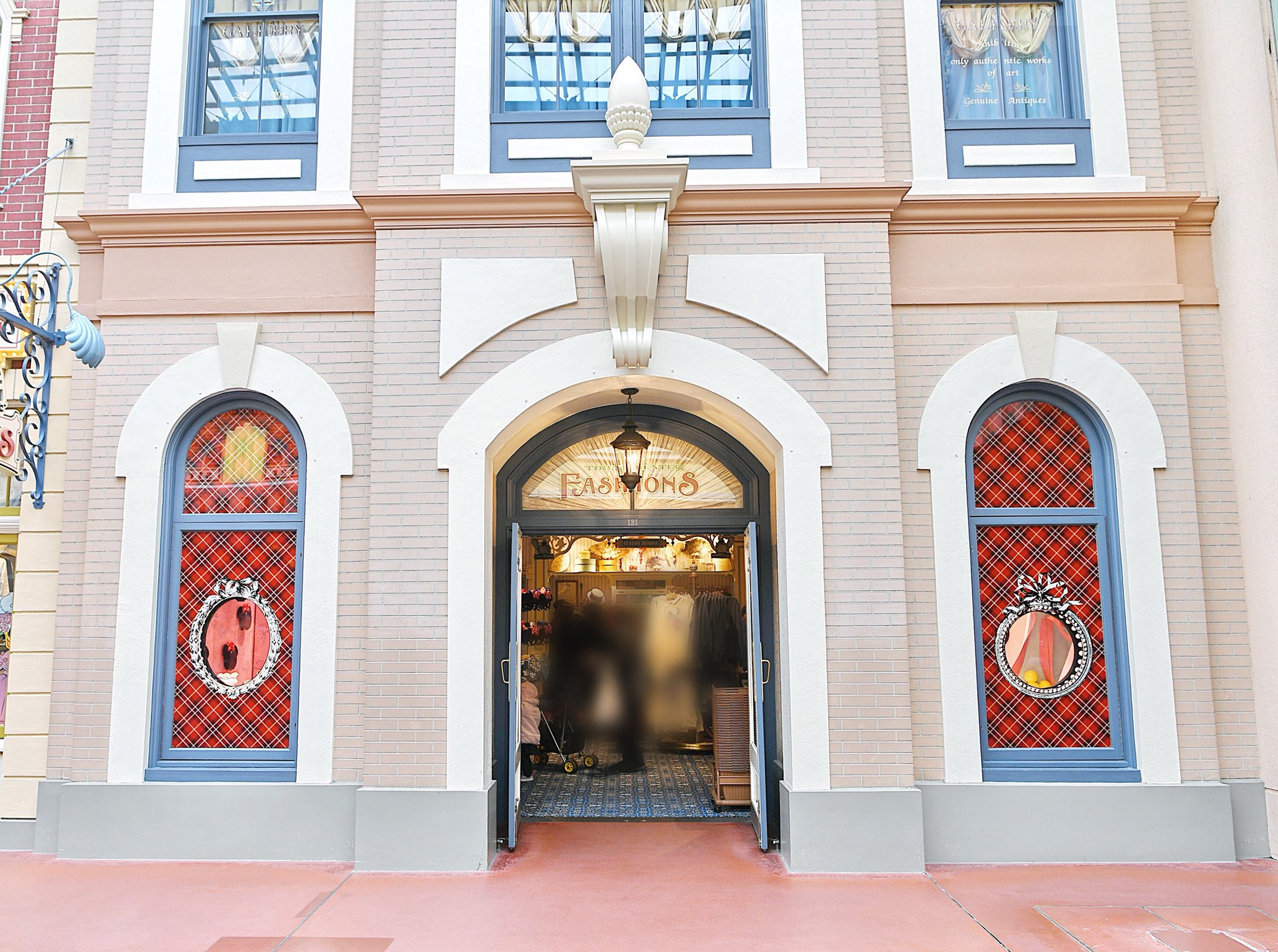 Mezzomikiのディズニーブログ 東京ディズニーランド タウンセンターファッションにキャンパスデーにあわせフォトロケーションが登場 覗き込むと中にあるミラーにうつった自分を撮影できます T Co Bfuupozltz T Co Wrjjdv5qki Twitter