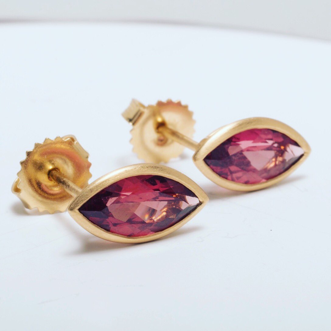kim_gems's tweet photo. Umba Garnet studs. #AddMoreColorToYourLife #kimberlycollinsgems #garnetearrings #januarybirthstone #18k #coloryourforever #earrings #studs https://t.co/trUTrFLhwo