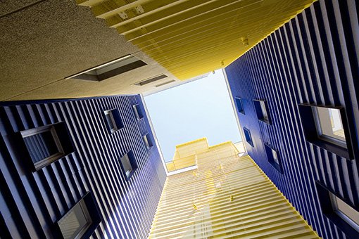 GBasica's tweet photo. El amarillo es un color muy luminoso y cálido que crea una sensación de alegría, no por nada es el color del año 2018. Por otro lado, en combinación con la serenidad del color azul, se crea una atmósfera de confort. #JuevesdeArquitectura #Aluskin #facade https://t.co/cnnWOywh8d