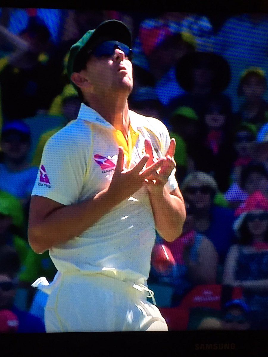 BroxbourneCC's tweet image. Every team has that one player...@BenjiRichardson 🙄🙌🏽 #Dolly #Wooops