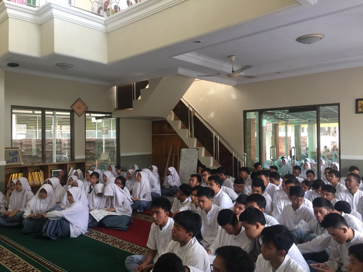 [LIVE REPORT] Saat ini sedang berlangsung roadshow di SMAN 1 Karawang #TelescopeUI2018 #BergerakMenggapaiMimpi