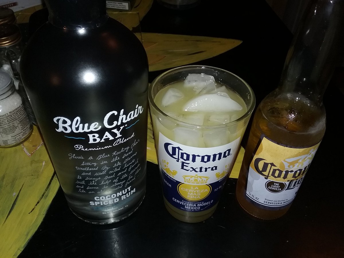 jerryhart153's tweet photo. @kennychesney @BlueChairBayRum @coronaextrausa keeping warm with corona, Blue Chair Bay rum and @noshoesradio. https://t.co/Sv7cZ3DjNw