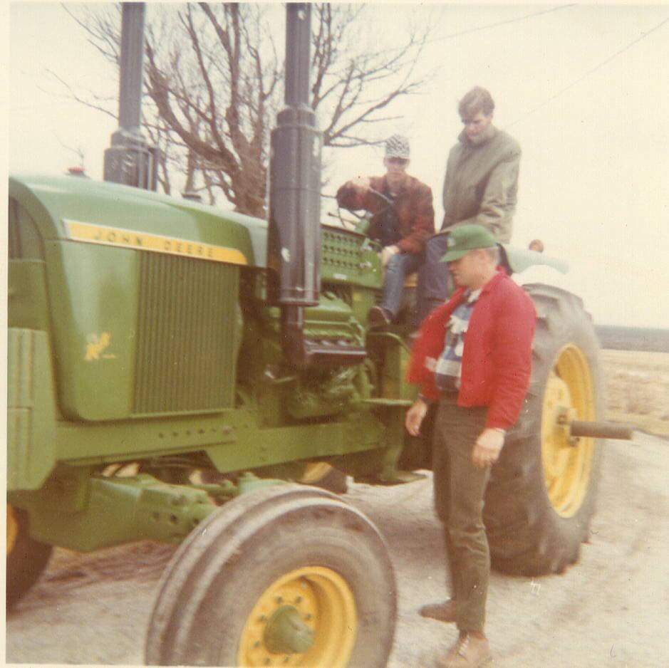 MachineryPete's tweet photo. Incredible story...central Illinois man been looking for late grandfather's JD 4520 with Kinze repower for years, found it yesterday! Read the story here: https://t.co/g3SelJQ7bG https://t.co/vTGjQcT3cL