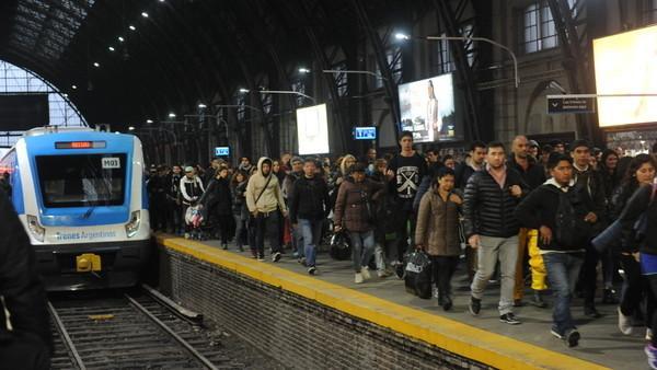 clarincom's tweet photo. Un millón de beneficiarios sociales pagarán aún menos https://t.co/aNHN6PaFOb https://t.co/WCbcb5bDaz