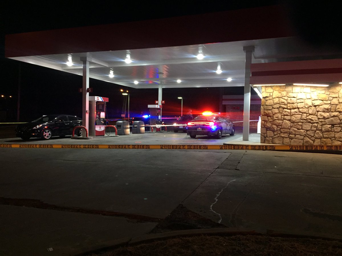 NewsPhotogAl's tweet photo. KCPD investigating a shooting at a gas station located at 75th and Troost. @41actionnews https://t.co/ivl4q38Nqz