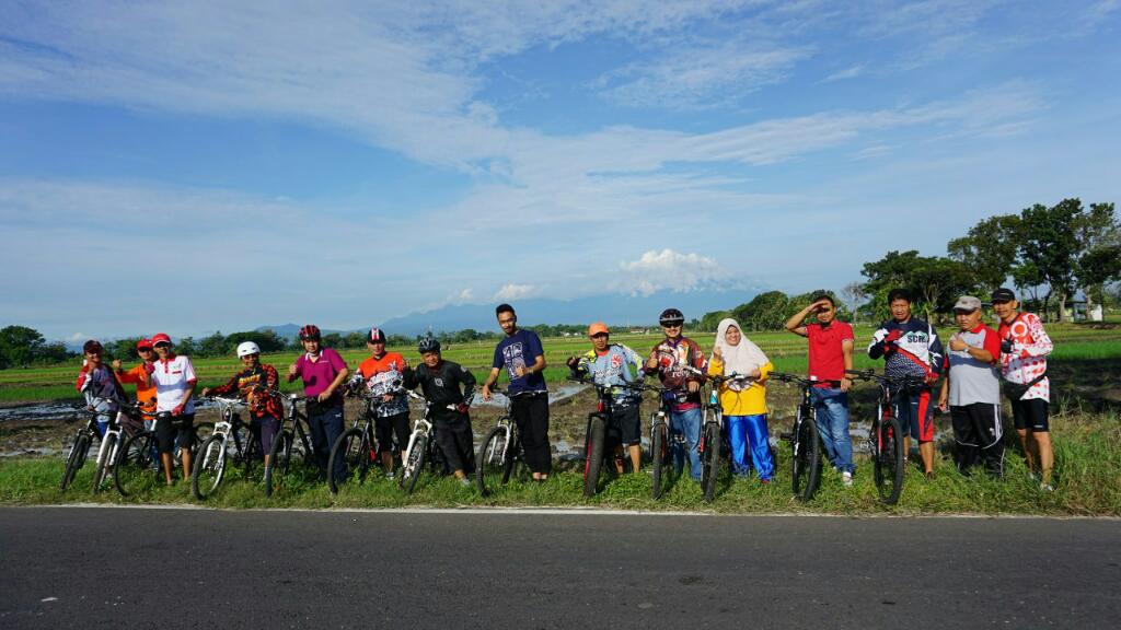 ayunewongkwang's tweet photo. Nggowes bareng seraya menikmati indahnya ciptaan Sang Kuasa #mntreg5 #livingthetelkomway @TelkomMadiun https://t.co/m2RONDITkt