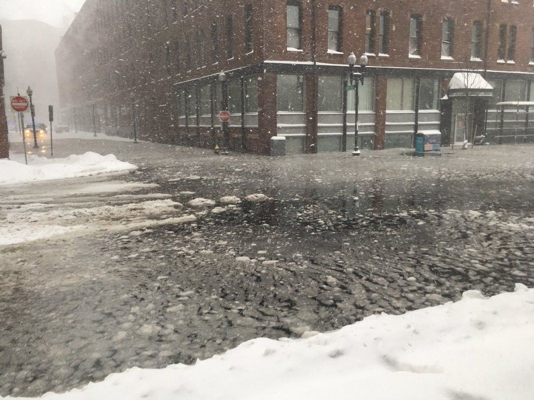 gwccwx's tweet photo. Grayson is taking a toll on the Eastern Seaboard! #bombcyclone #winterstormgrayson #grayson #winter  https://t.co/Ni9lMwWt1V https://t.co/STNzFtU1KM