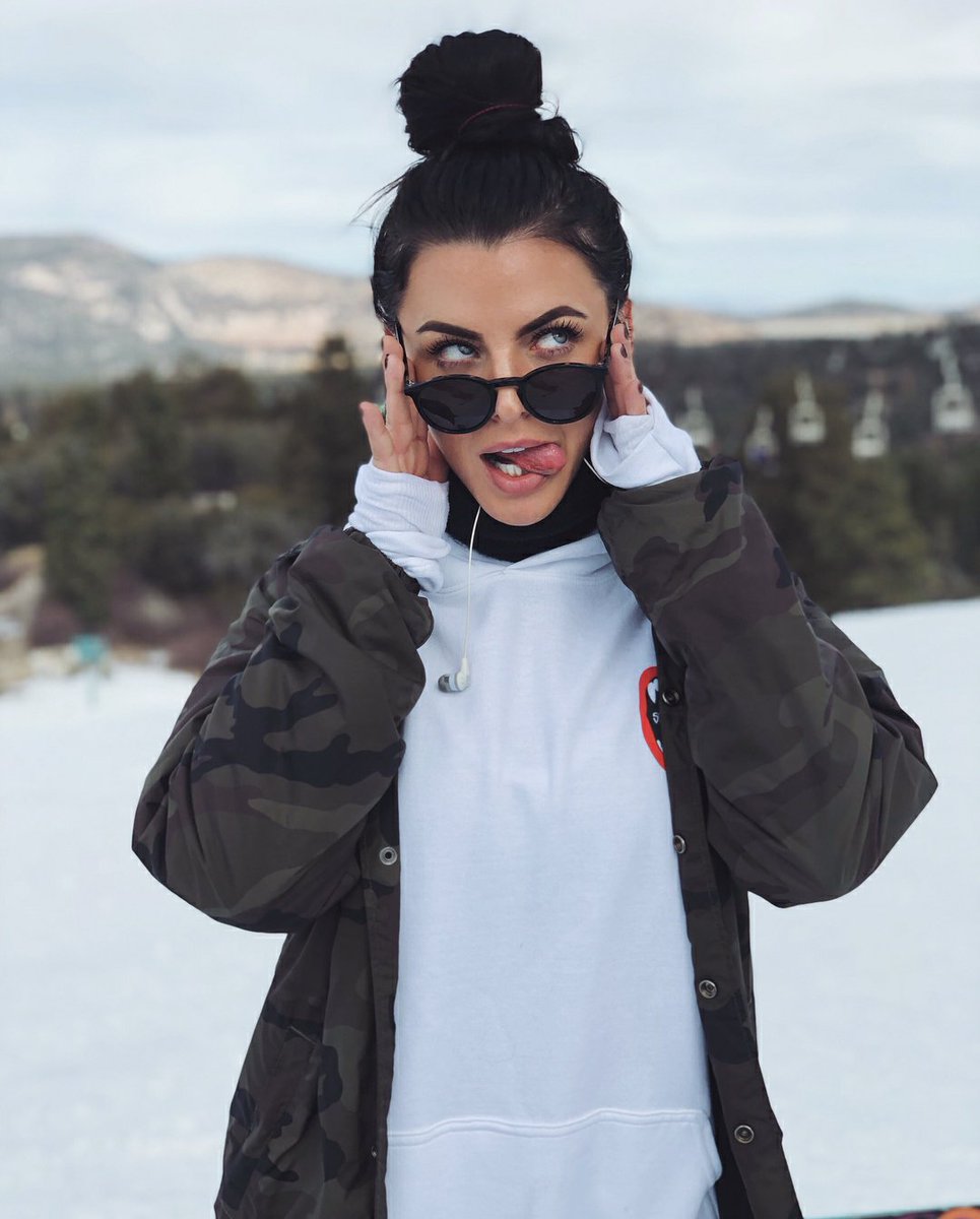 hellbcund_'s tweet image. Lil bit crazy.