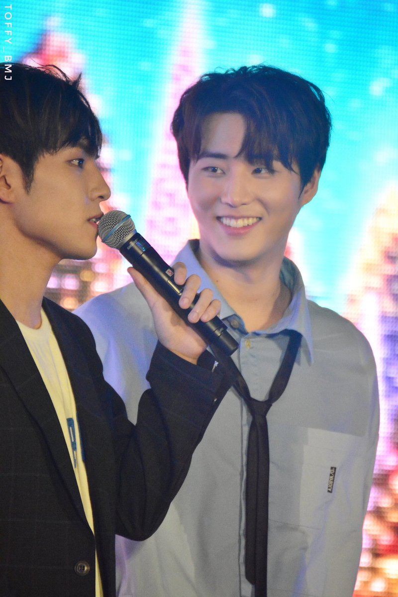 toffy_bmjtmk's tweet photo. ฉันอิจฉา...สายตาที่เขามองกัน 😘😘 อยากโดนมองแบบนั้นบ้าง คงใจละลายแน่นอน #yongk #Wonpi #DAY6 #EMWinterwonderland https://t.co/EUpFIgA6b9