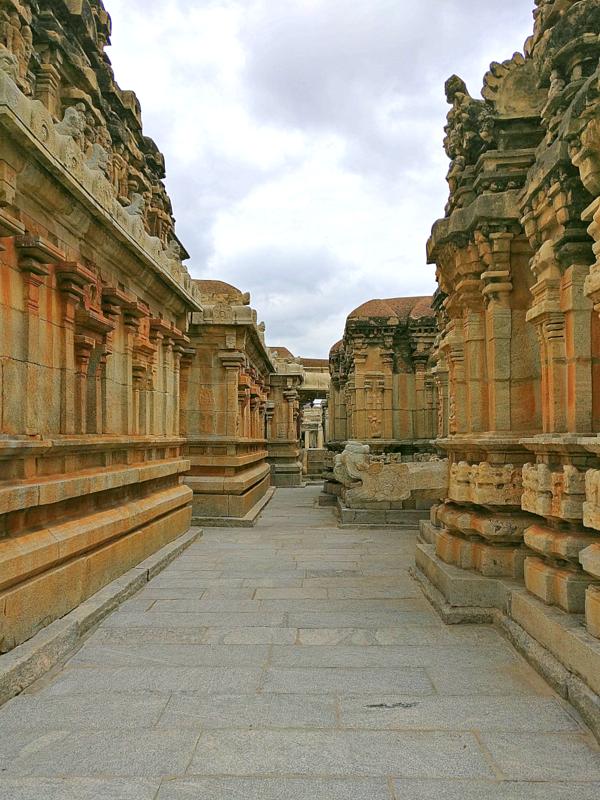 Suprabhat from 1000+ year old Ramalingeshwara temple complex inditales.com/ramalingeshwar… with 4 Shiva temples built by Ram, Lakshman, Bharat &amp; Shatrughan at Avani in #Karnataka #travel