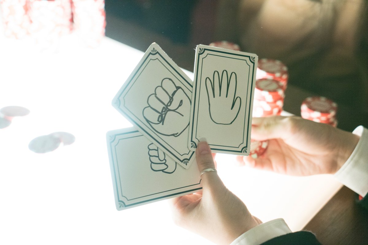 映画 ドラマ 賭ケグルイ בטוויטר 百花王学園で行われるギャンブルとは 花札 バカラ ポーカー ルーレットなど一般的なギャンブルはもちろん 生徒によってはオリジナルのゲームも行われています 第1話で行われるゲームは 投票じゃんけん 一体