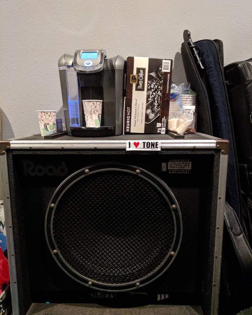 SLIGmusic's tweet photo. When your bass cabinet doubles as a coffee table/junk drawer

#recordingstudio #musicstudio #coffee #basscab #tone #bass https://t.co/zizPyUoml5