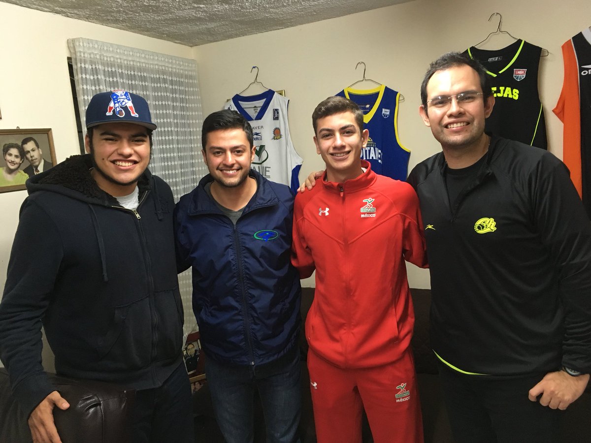 jardinizquierdo's tweet photo. Un gusto tenerte esta tarde en el #NotiBasket , te deseamos todo el éxito Victor Raúl Gómez Thomas !!! https://t.co/6PTgqnBJ3H