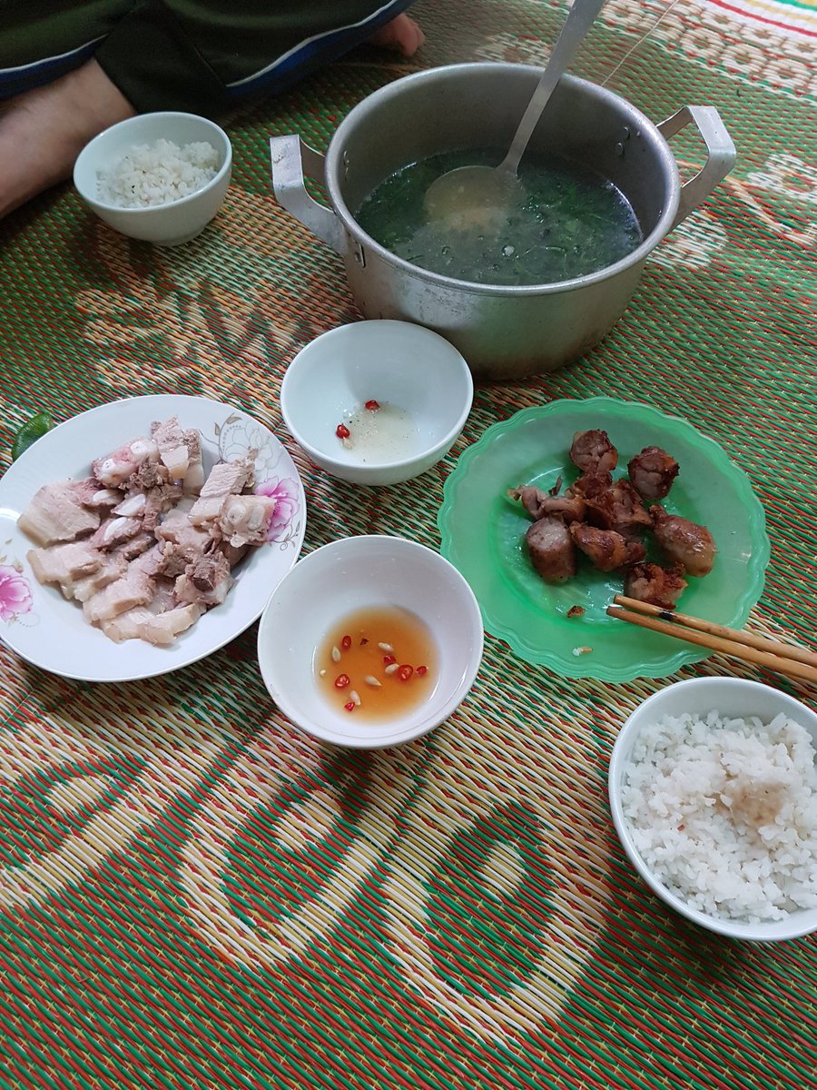 Tranluu1989's tweet photo. Bữa cơm đầu tiên tự nấu https://t.co/8NU7U4ImKc